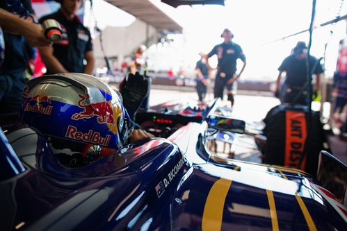 Daniel Ricciardo espera para salir a pista en los segundos libres de Mónaco