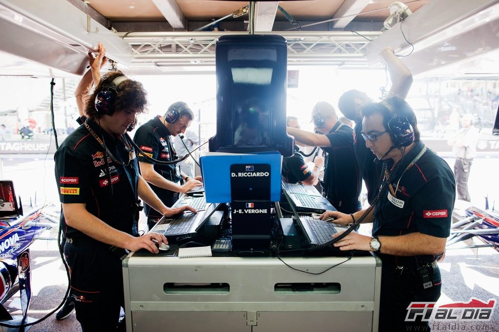 Los ingenieros de Toro Rosso ponen a punto la telemetría de los coches