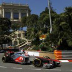 Jenson Button toma una curva en Mónaco