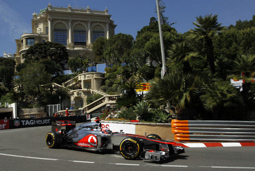 Jenson Button toma una curva en Mónaco