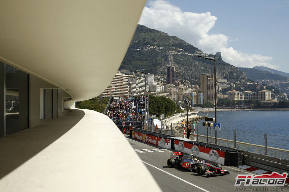 Lewis Hamilton rueda con el McLaren con el mar de fondo