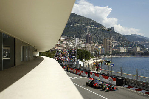 Lewis Hamilton rueda con el McLaren con el mar de fondo