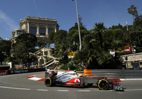 Lewis Hamilton toma una curva en Mónaco