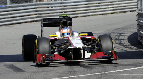 Narain Karthikeyan toma una curva en Mónaco