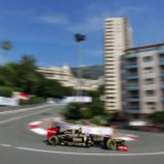Romain Grosjean pasa por 'Gran Hotel' durante los FP1