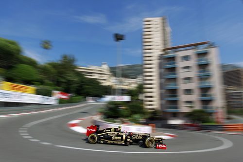 Romain Grosjean pasa por 'Gran Hotel' durante los FP1