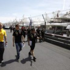 Romain Grosjean pasea por el' paddock' de Mónaco