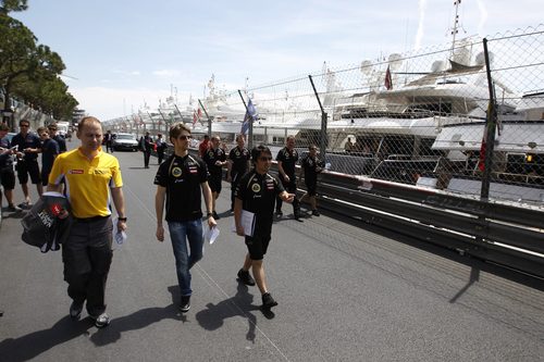 Romain Grosjean pasea por el' paddock' de Mónaco