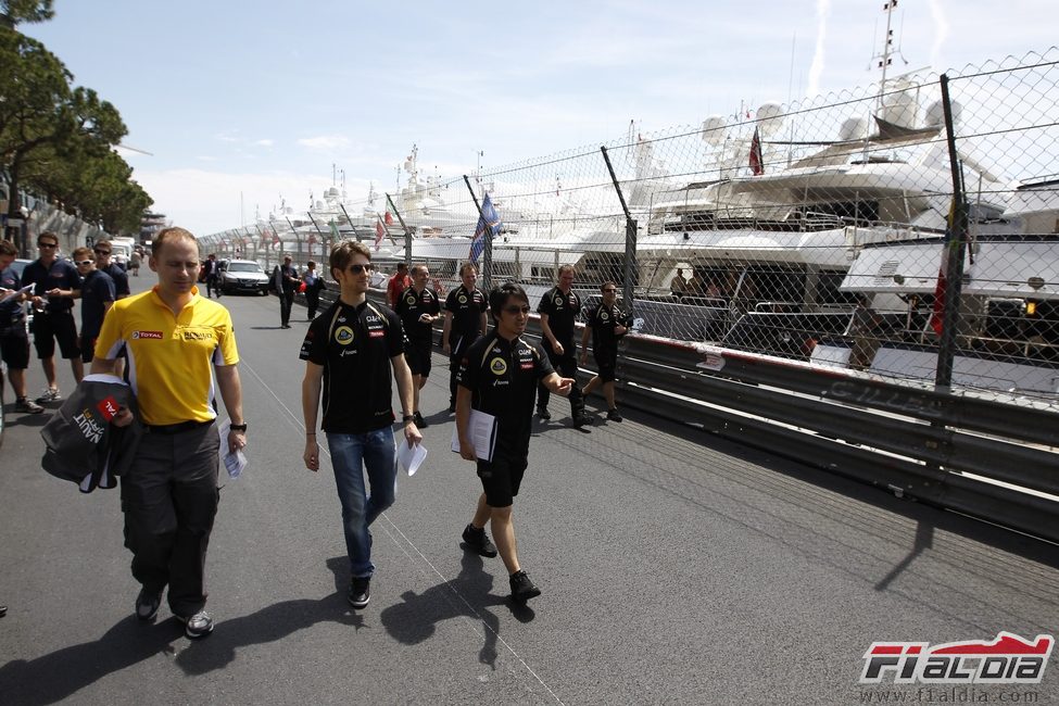 Romain Grosjean pasea por el' paddock' de Mónaco