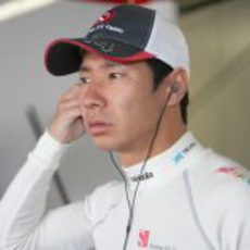 Kamui Kobayashi dentro del box de Sauber