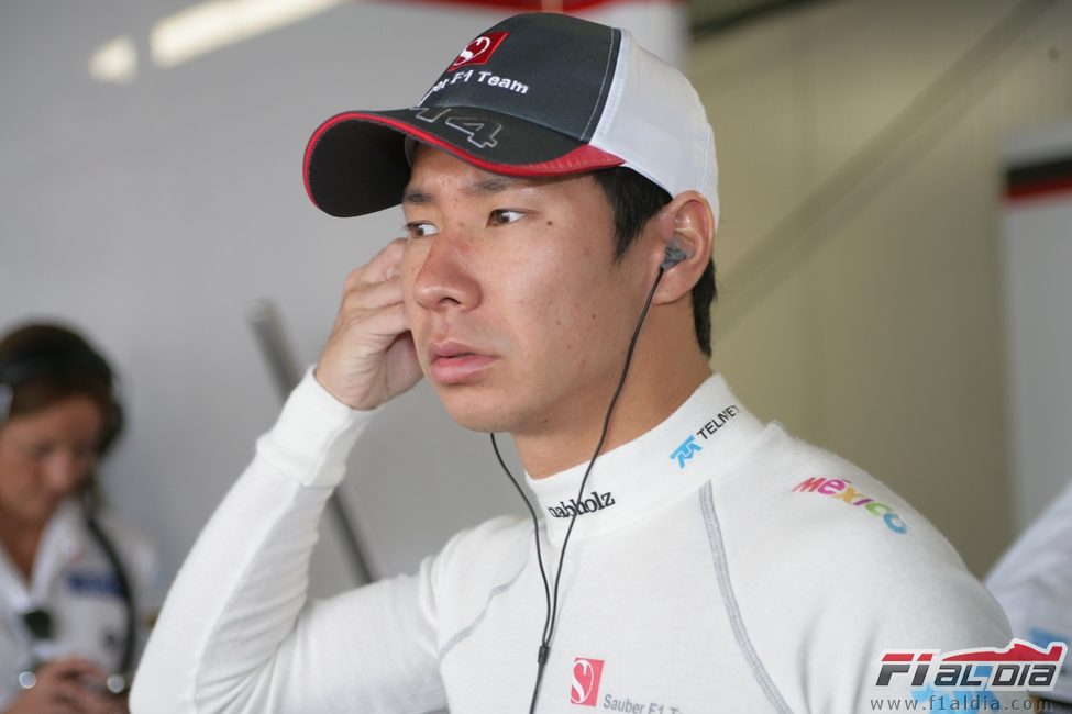 Kamui Kobayashi dentro del box de Sauber