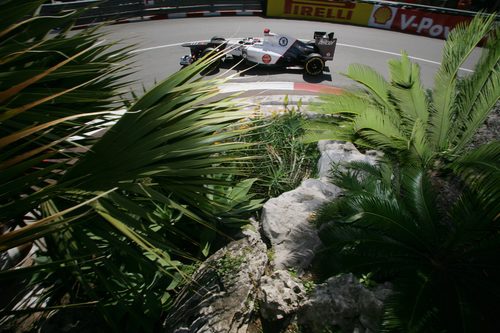 Kamui Kobayashi se pelea con su C31 en Mónaco