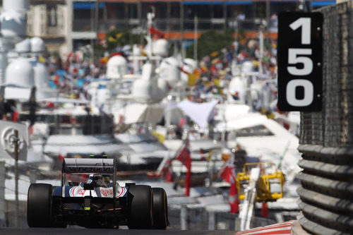 Bruno Senna sale del túnel del GP de Mónaco con su FW34