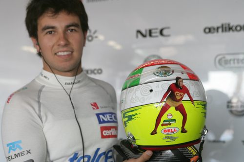 Sergio Pérez nos enseña el casco que llevará en Mónaco