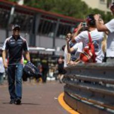 Pastor Maldonado pasea por el pit-lane del GP de Mónaco 2012