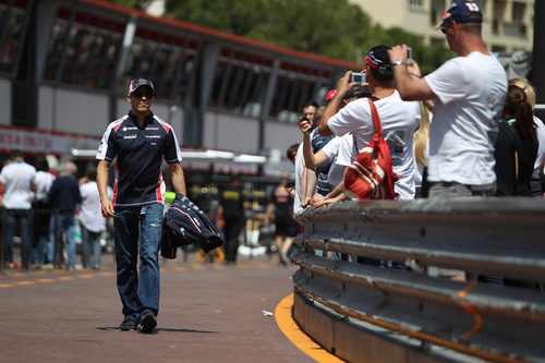 Pastor Maldonado pasea por el pit-lane del GP de Mónaco 2012