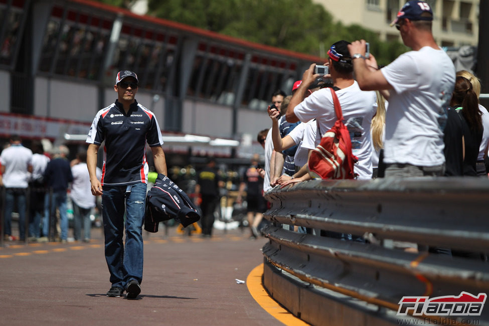 Pastor Maldonado pasea por el pit-lane del GP de Mónaco 2012