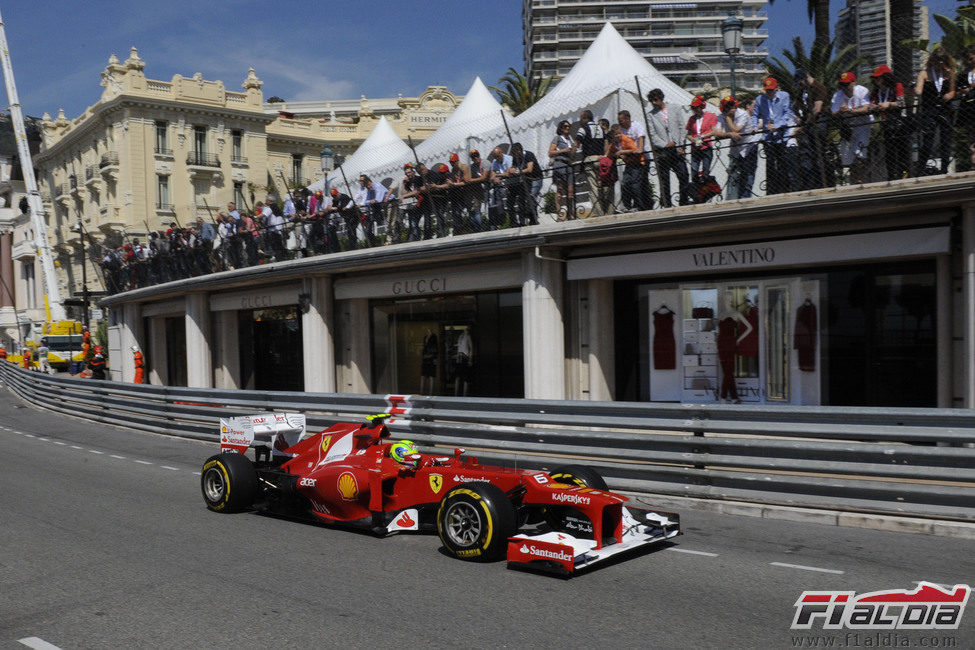 Felipe Massa rueda en los libres del GP de Mónaco