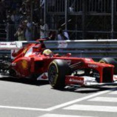 Fernando Alonso conduce por las calles de Montecarlo