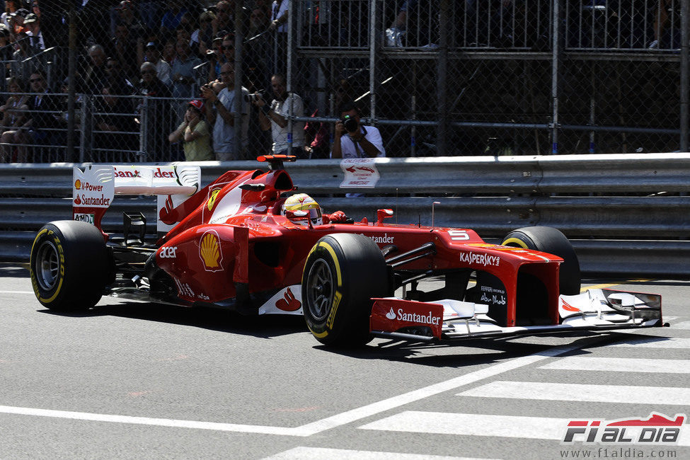 Fernando Alonso conduce por las calles de Montecarlo