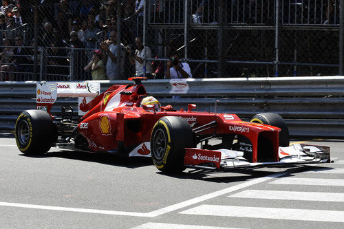 Fernando Alonso conduce por las calles de Montecarlo