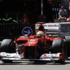 Fernando Alonso conduce su F2012 en los Libres 1