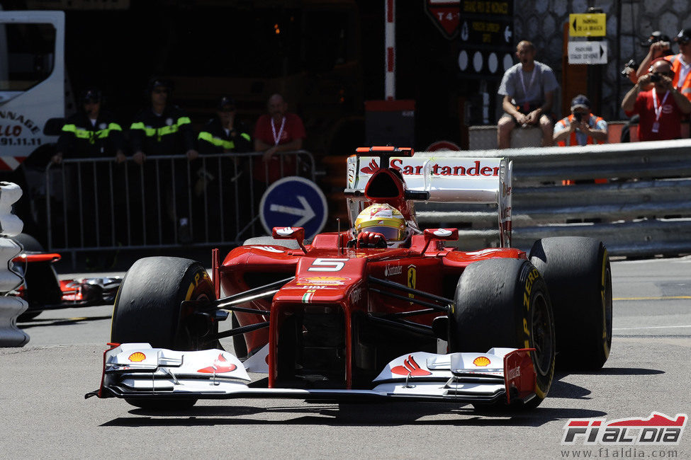 Fernando Alonso conduce su F2012 en los Libres 1