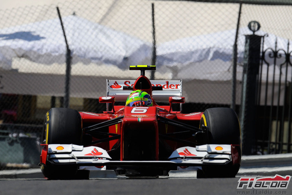 Felipe Massa rueda por las calles del Principado de Mónaco