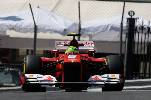 Felipe Massa rueda por las calles del Principado de Mónaco