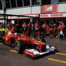 Fernando Alonso regresa al 'box' de Ferrari