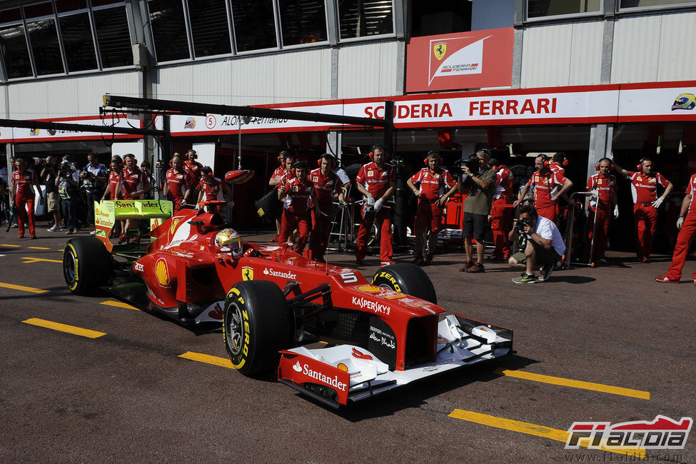 Fernando Alonso regresa al 'box' de Ferrari