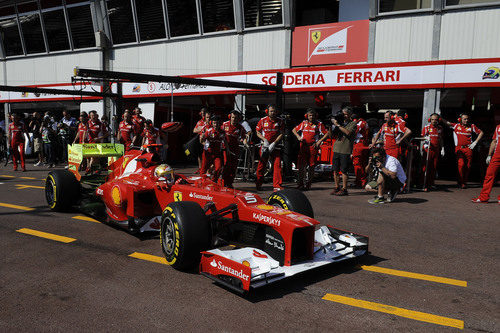 Fernando Alonso regresa al 'box' de Ferrari