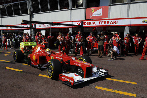 Fernando Alonso regresa al 'box' de Ferrari