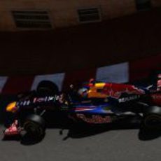 Sebastian Vettel coge una curva en Mónaco