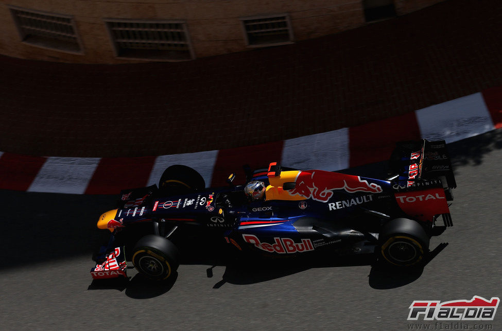 Sebastian Vettel coge una curva en Mónaco