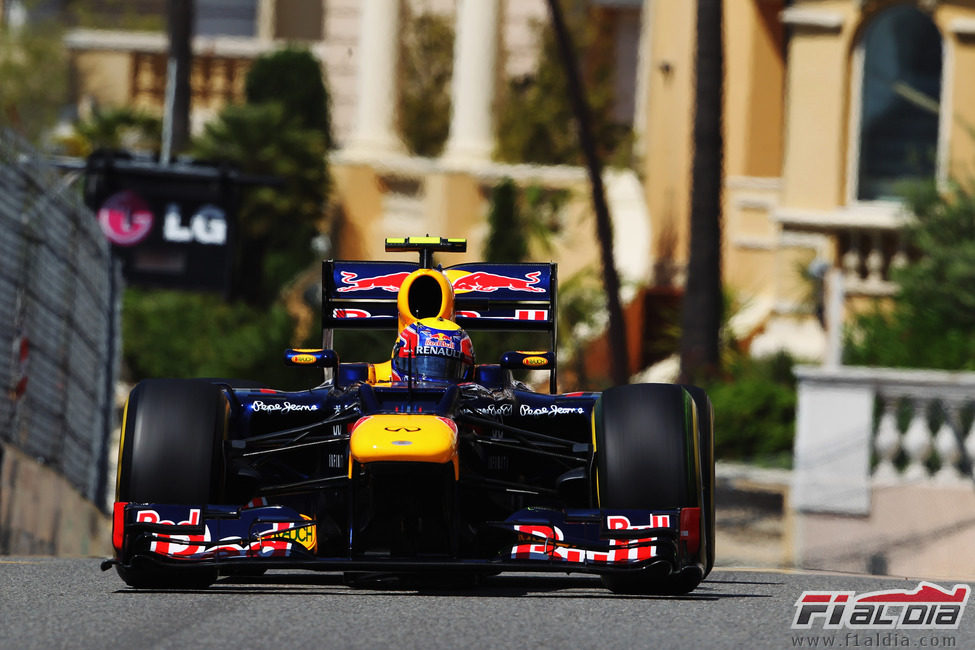 Mark Webber conduce por las calles de Mónaco