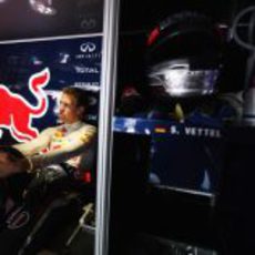 Sebastian Vettel espera sentado en el garaje de Red Bull