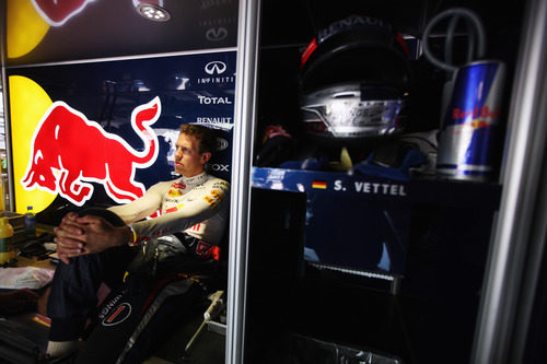Sebastian Vettel espera sentado en el garaje de Red Bull