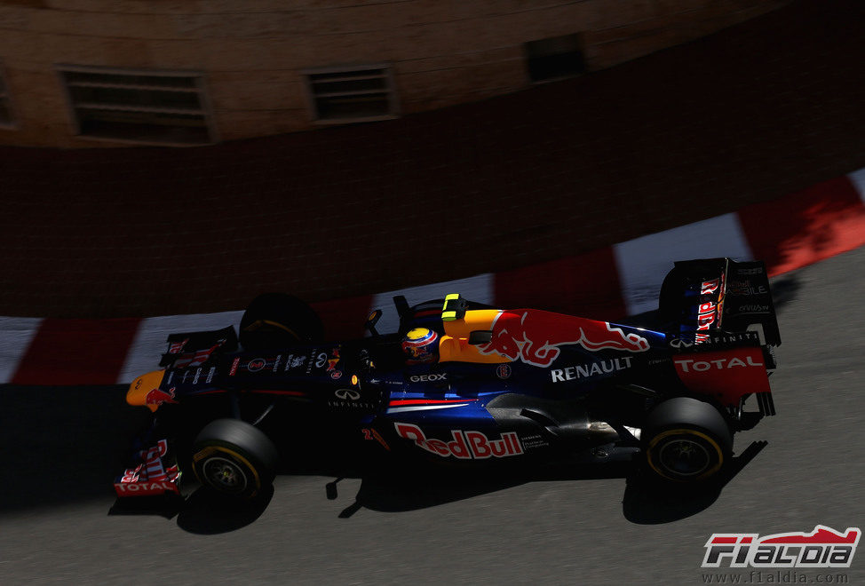 Mark Webber coge una curva en Mónaco