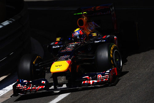 Mark Webber sale del túnel en Mónaco