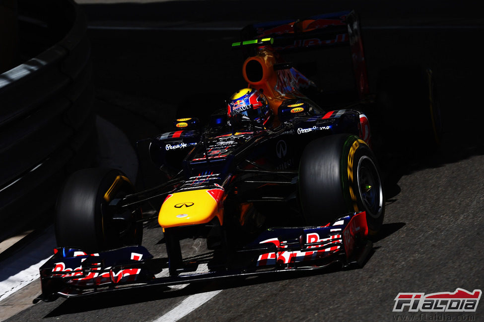 Mark Webber sale del túnel en Mónaco