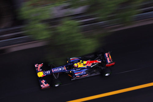 Mark Webber rueda en los entrenamientos libres del GP de Mónaco