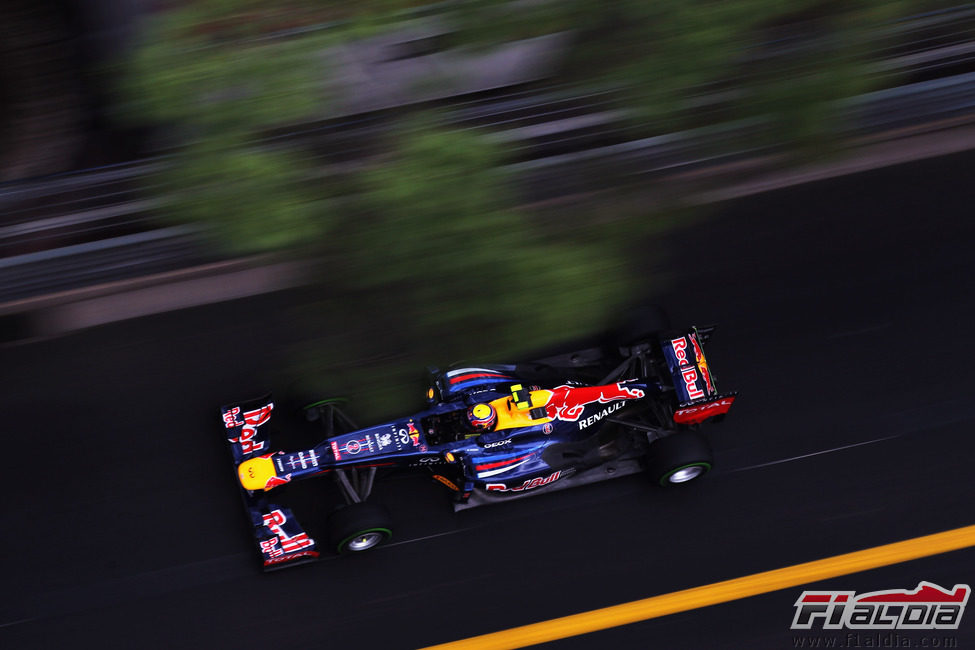 Mark Webber rueda en los entrenamientos libres del GP de Mónaco