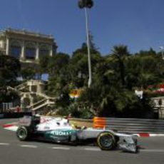 Nico Rosberg coge una curva con su monoplaza en Mónaco