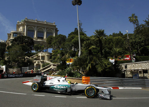 Nico Rosberg coge una curva con su monoplaza en Mónaco