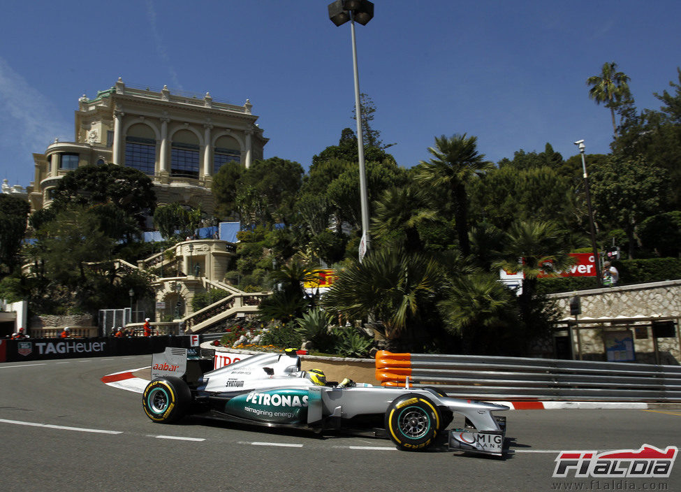 Nico Rosberg coge una curva con su monoplaza en Mónaco