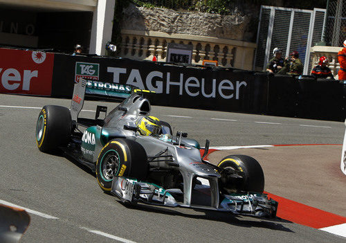 Nico Rosberg conduce por las calles del Principado de Mónaco