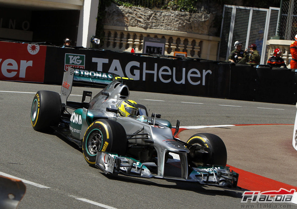 Nico Rosberg conduce por las calles del Principado de Mónaco
