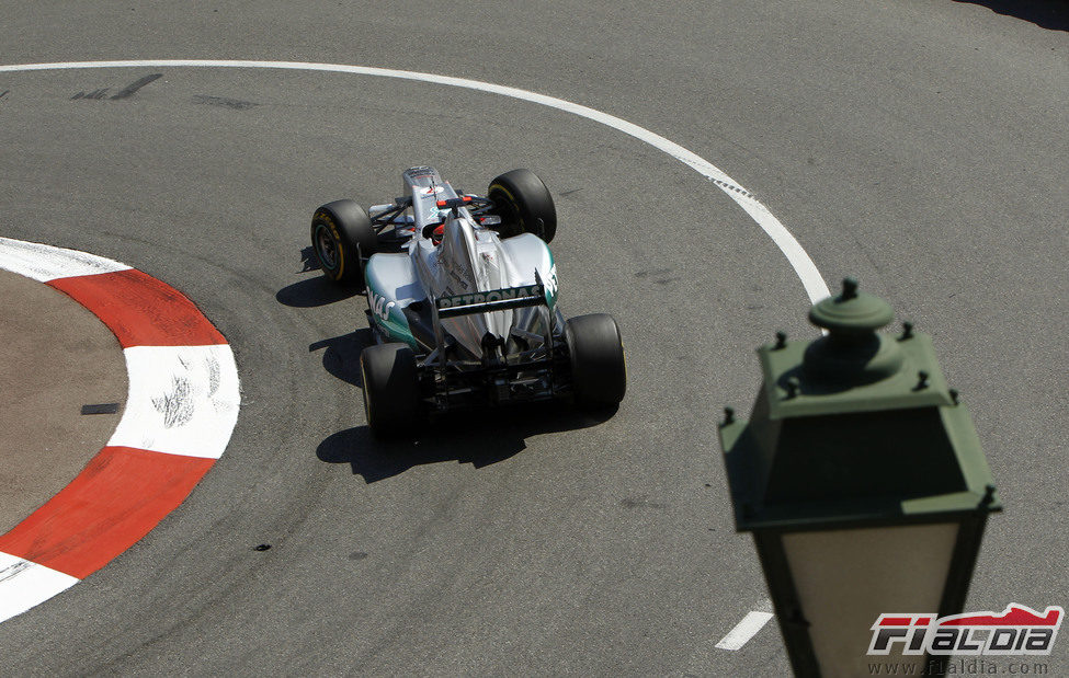 Michael Schumacher rueda en los entrenamientos libres del GP de Mónaco