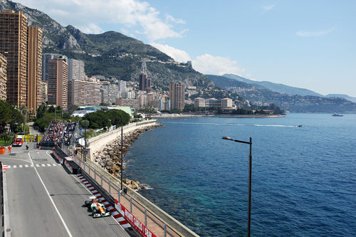 Nico Hülkenberg pasa junto al mar de Mónaco